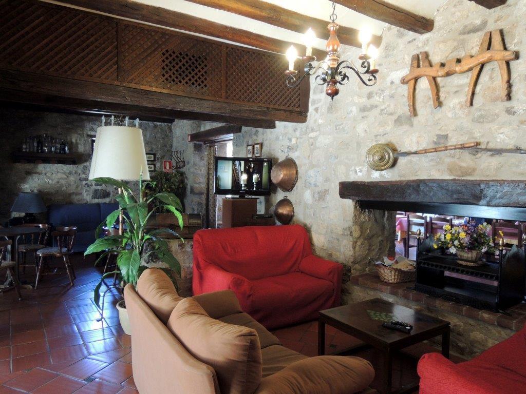 Hostal De La Rovira Oix Ngoại thất bức ảnh