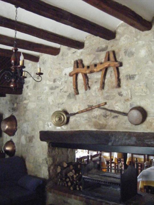 Hostal De La Rovira Oix Ngoại thất bức ảnh