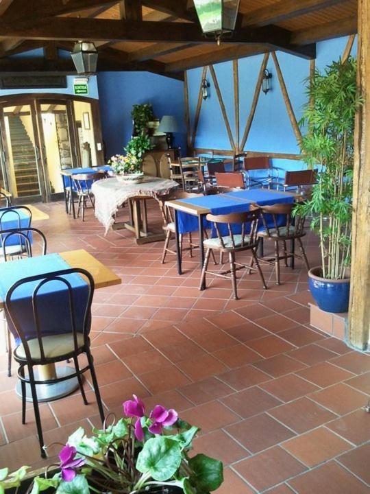 Hostal De La Rovira Oix Ngoại thất bức ảnh